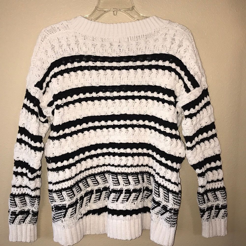 Universal Thread V Neck Sweater - Picture 5 of 5